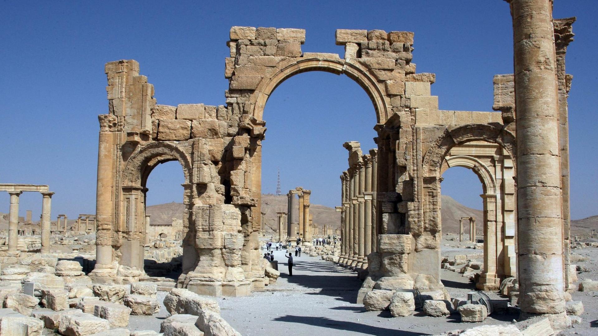 Der 2000 Jahre alte Triumphbogen in Palmyra, den IS-Terroristen im vergangenen Jahr gesprengt haben.