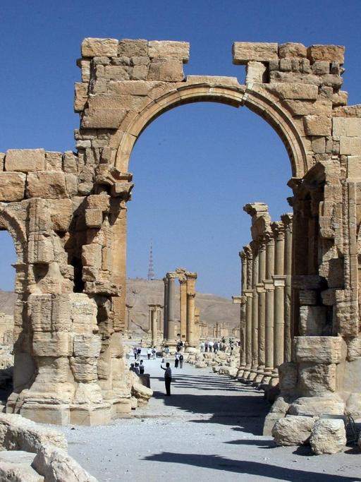 Der 2000 Jahre alte Triumphbogen in Palmyra, den IS-Terroristen im vergangenen Jahr gesprengt haben.