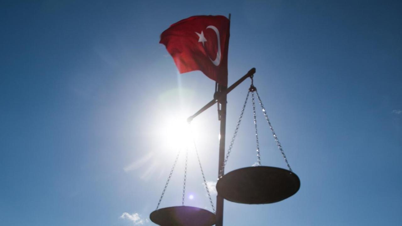 Türkische Flagge und Waage