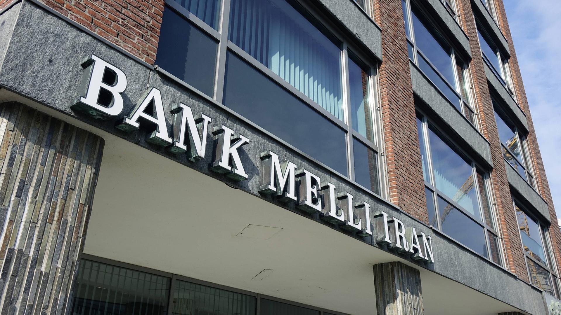 Blick auf die Filiale der Bank Melli Iran Blick auf die Filiale der Bank Melli Iran