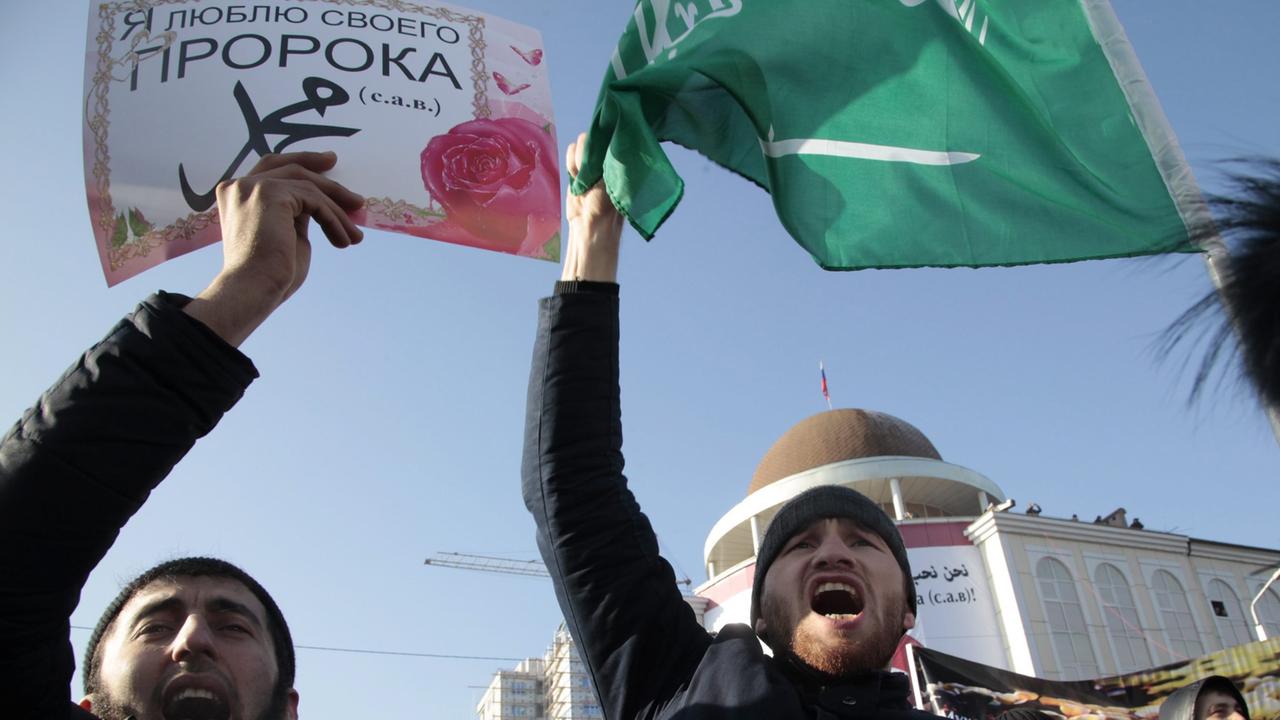 Tschechische Muslime auf einer Demonstration gegen die Veröffentlichung von Mohammed-Karikaturen in Grosny.