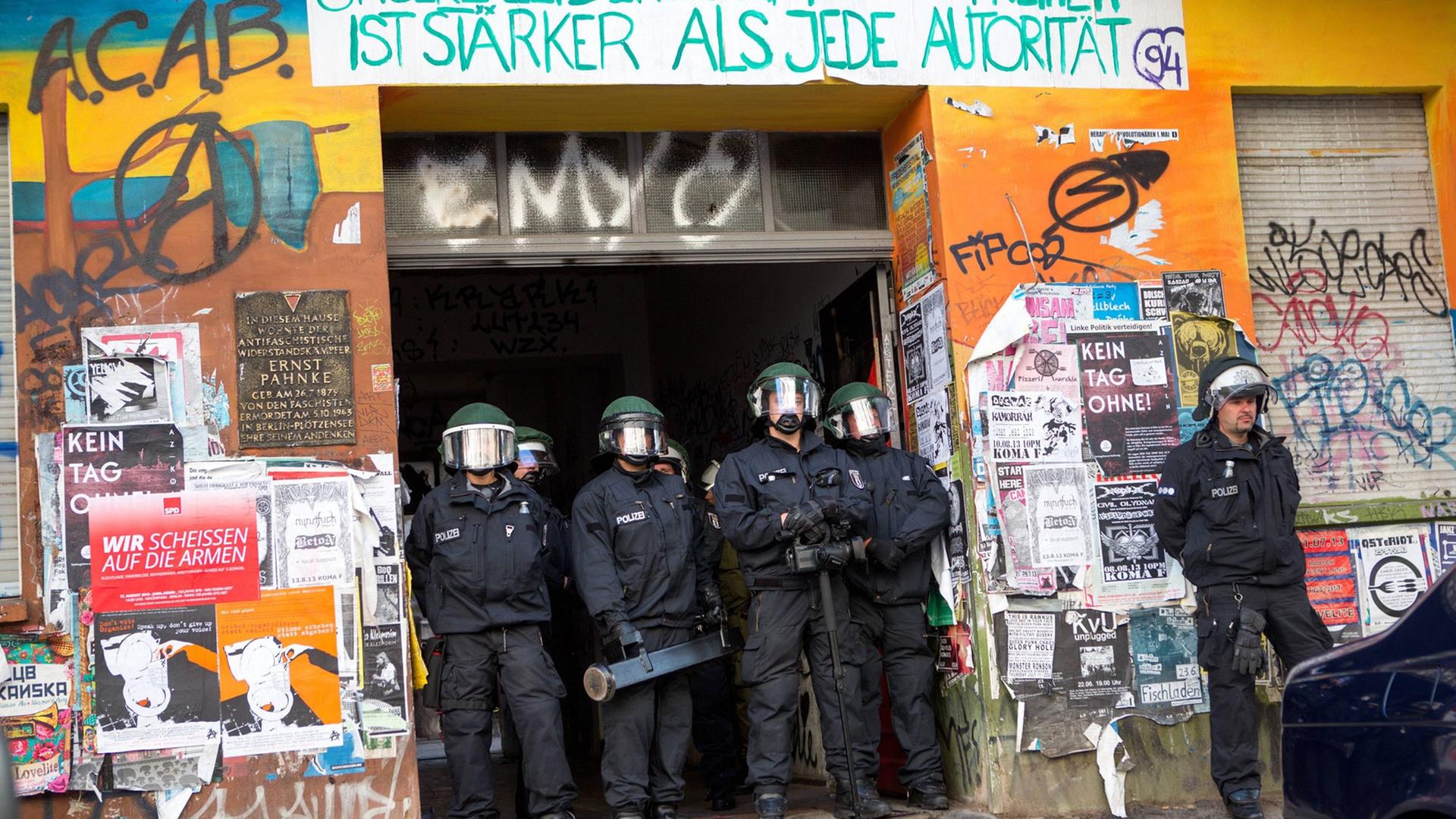 Polizisten durchsuchen ein linksalternatives Wohnprojekt in Berlin-Friedrichshain