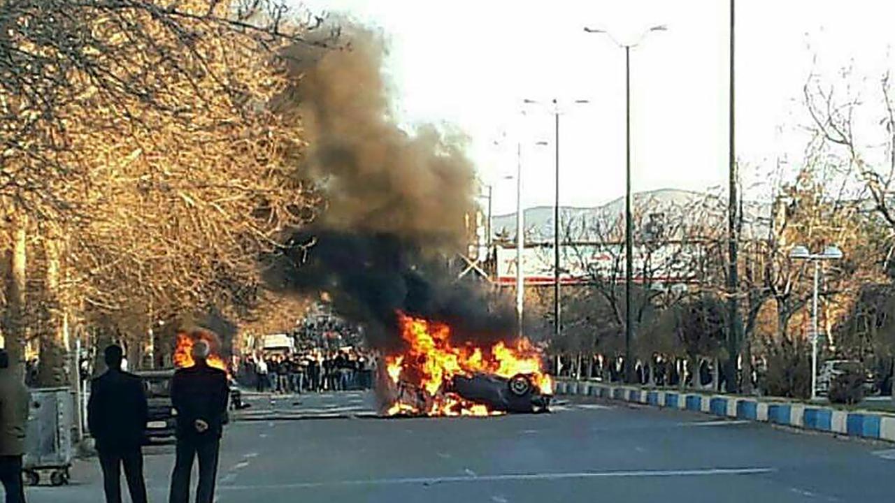 Foto wurde von der regimekritschen, exil-iranischen Gruppe Nationaler Widerstandsrat Iran (NWRI) zur Verfügung gestellt. Proteste in Toyserkan, südlich von Hamadan (Iran) eskalieren am 03.01.2018