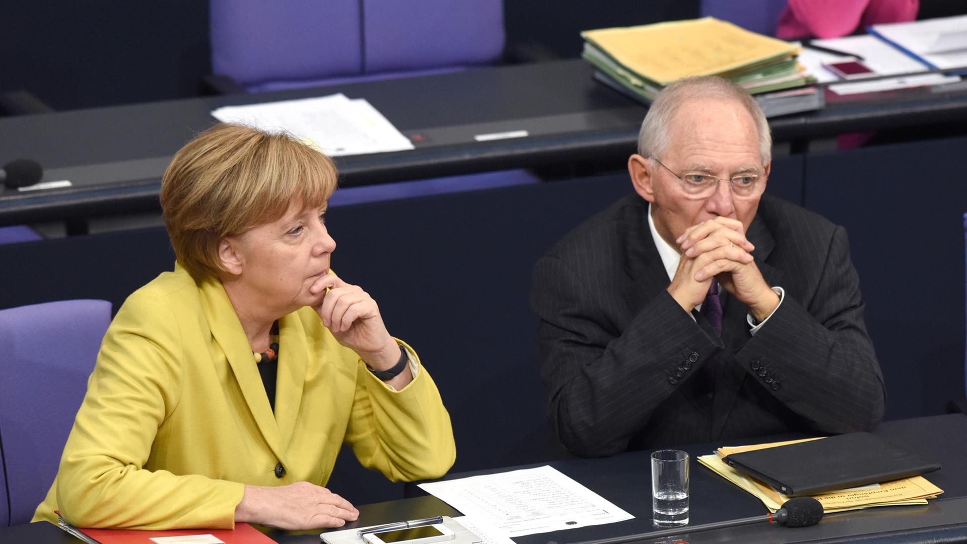 Bundeskanzlerin Angela Merkel und Bundesfinanzminister Wolfgang Schäuble bei der Haushaltsdebatte im Bundestag am 28. November 2014.
