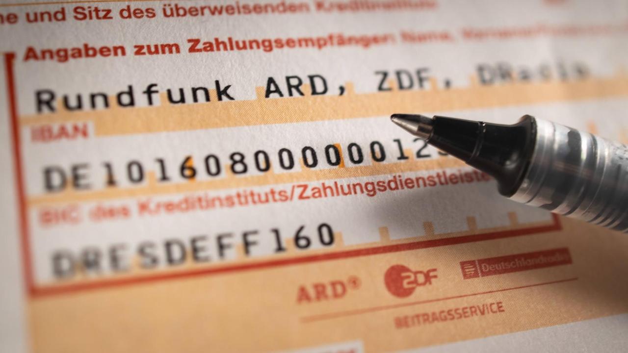 Auf einem Überweisungs-Papier steht "Rundfunk: ARD, ZDF und Deutschlandradio"