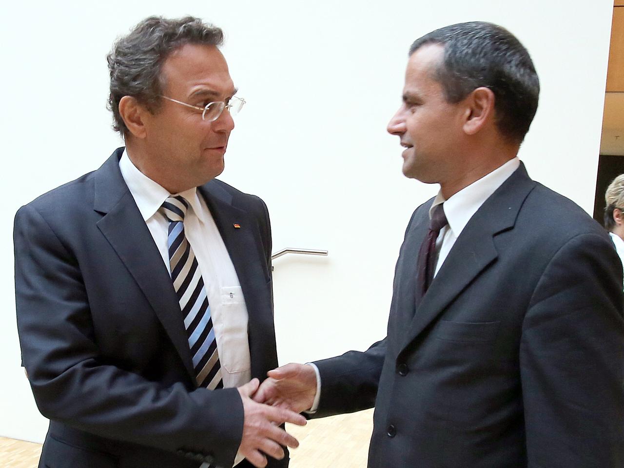 Bundesinnenminister Hans-Peter Friedrich bei einer Begegnung mit Sebastian Edathy am Rande einer Sitzung des NSU-Untersuchungsausschusses im Oktober 2012.