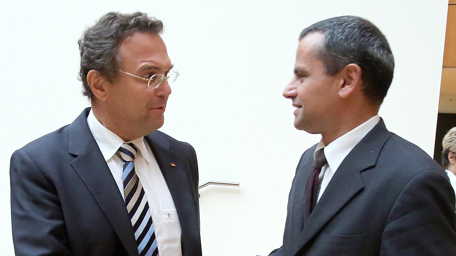 Sebastian Edathy (SPD) rechts im Bild, und Hans-Peter Friedrich (CSU) geben sich die Hand. 