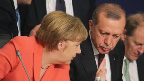 Bundeskanzlerin Angela Merkel (CDU) und der türkische Staatspräsident Recep Tayyip Erdogan nehmen am UN-Nothilfegipfel am 23.05.2016 in Istanbul teil.