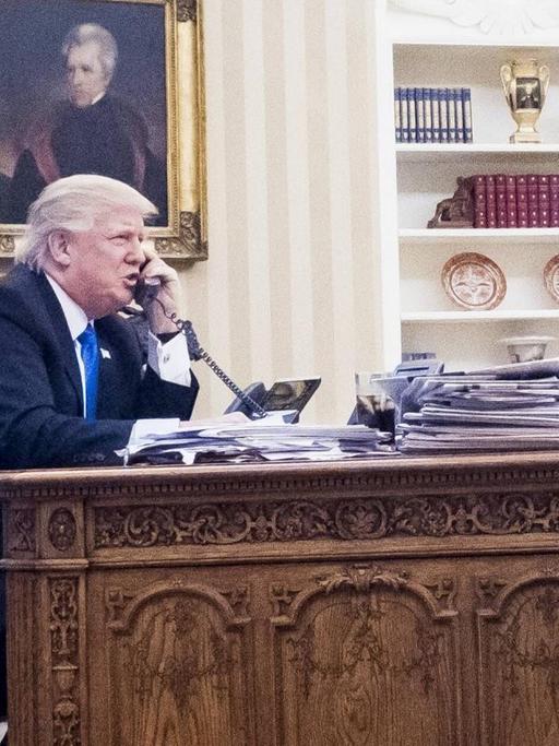 US-Präsident Donald Trump mit dem bisherigen Nationalen Sicherheitsberater Michael Flynn.