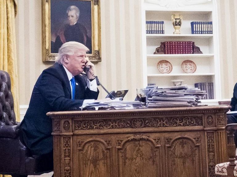 US-Präsident Donald Trump mit dem bisherigen Nationalen Sicherheitsberater Michael Flynn.