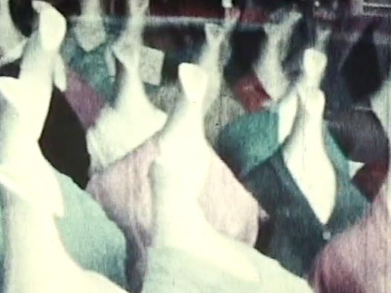 Ein Szenenbild aus "Pommes Frites statt Körner" von Yana Yo. Viele kopflose Schaufensterpuppen sthen dicht gedrängt beieinander