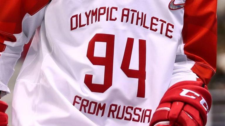Eine Eishockeyspielerin mit dem Trikot der "Olympischen Athleten aus Russland" bei den Olympischen Winterspielen in Pyeongchang