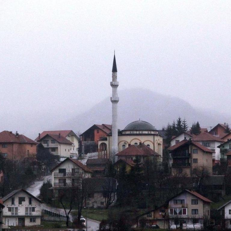 Moschee in einem Stadtteil von Sarajevo (dt. auch Sarajewo), Hauptstadt und Regierungssitz von Bosnien und Herzegowina. 
