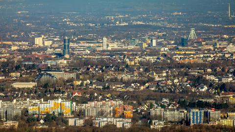 Blick von der Universität Bochum auf die Innenstadt mit Exzenterturm, Gerichtsgebäude und Europahaus