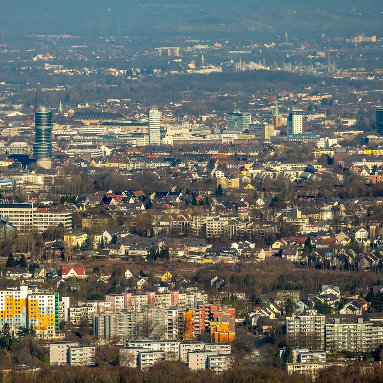 Blick von der Universität Bochum auf die Innenstadt mit Exzenterturm, Gerichtsgebäude und Europahaus