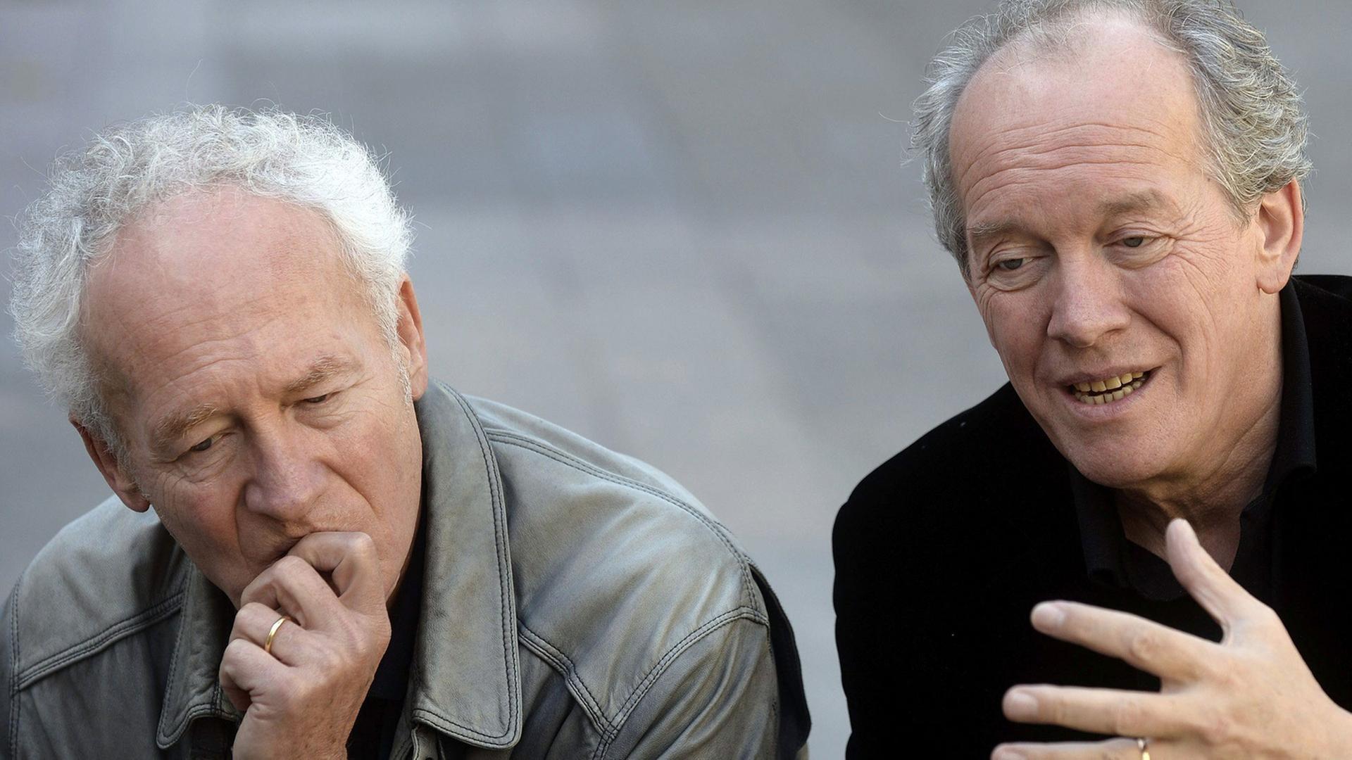 Die belgischen Brüder Jean-Pierre (l) and Luc Dardenne (r) bei der Vorstellung ihres Films "Zwei Tage, eine Nacht" beim Valladolid International Film Festival in Spanien, aufgenommen am 18.10.2014