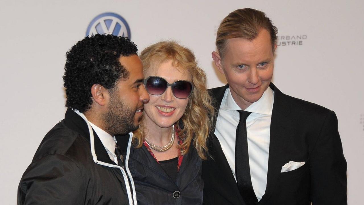 Adel Tawil, Annette Humpe und Max Raabe vor einer Werbewand beim ECHO Musikpreis 2011.