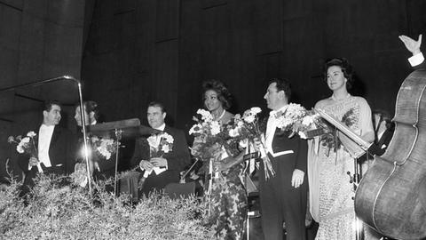 Bild von den Mitwirkenden beim Konzert der Nationen am 04.04.1964 in Stuttgart mit den Mitwirkenden (l-r) Julian von Karolyi (Pianist), Grace Bumbry (Sopranistin), Carlo Bergonzi (Tenor) und Lisa della Casa (Sopranistin).