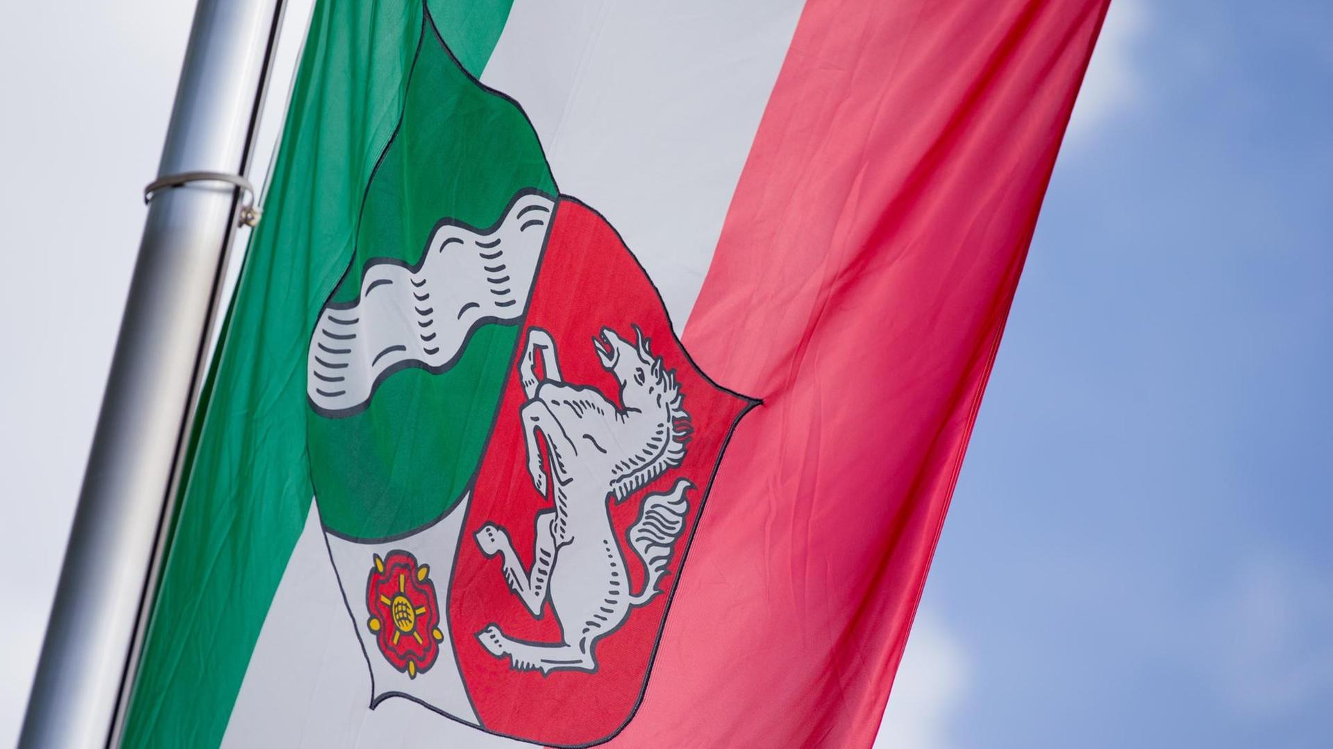 Eine Flagge mit dem Landeswappen von Nordrhein-Westfalen weht vor der Staatskanzlei in Düsseldorf (Nordrhein-Westfalen).
