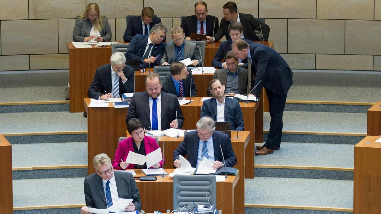 Die Fraktion der AfD im Landtag von Nordrhein-Westfalen, dahinter die Aussteiger um Marcus Pretzell, der inzwischen fraktionslos ist