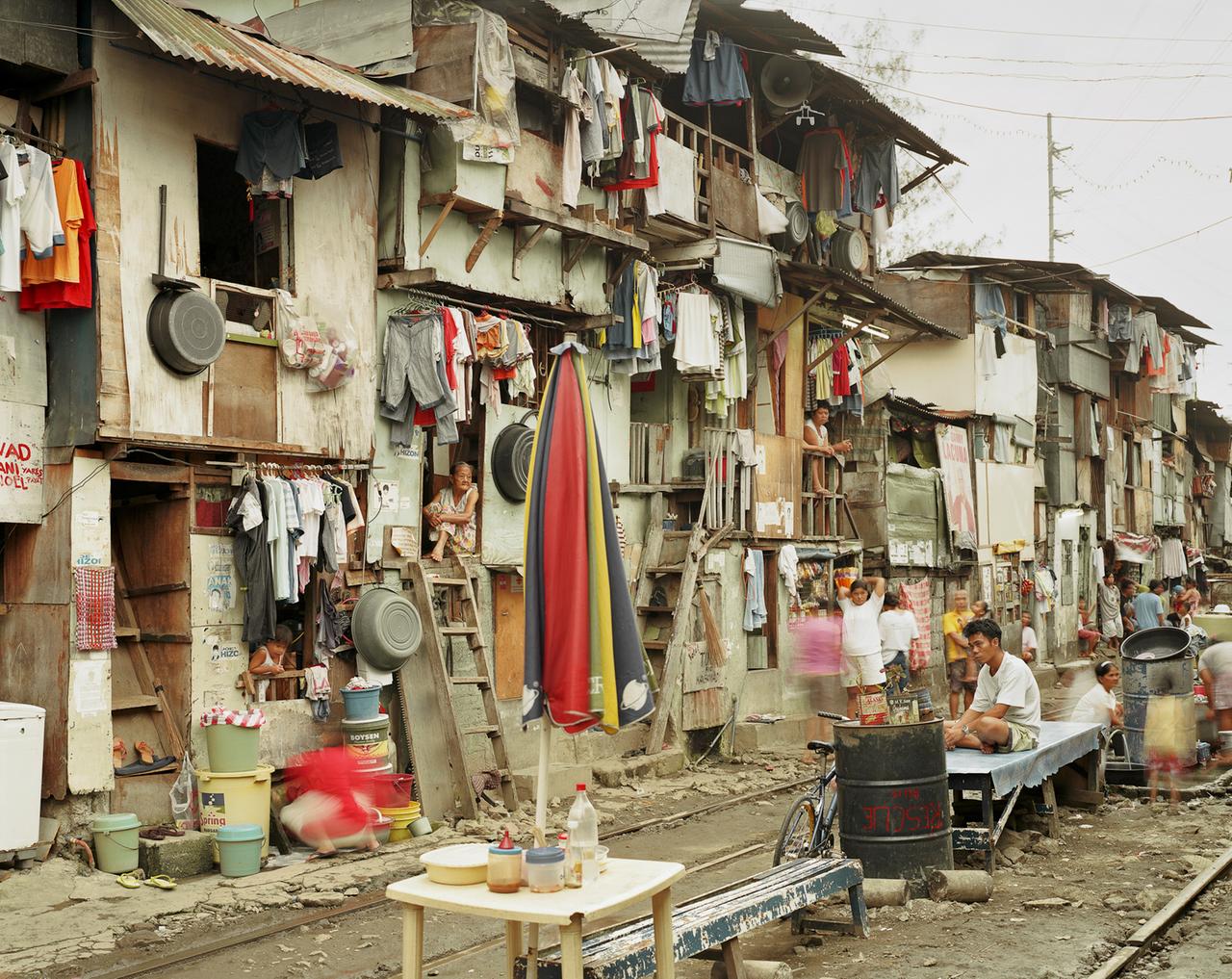 from the series:"The Raw and the Cooked", 2012. Von provisorischen Slumkonstruktionen bis hin zu den beinahe 50stöckigen Sozialbauten in Singapur untersucht Bialobrzeski aus distanzierter Perspektive sich rasant verändernde urbane Strukturen