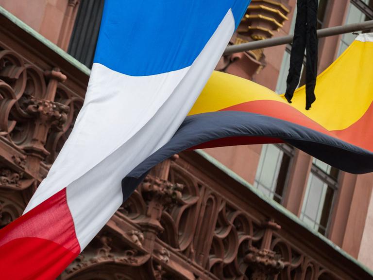 Die französische und die deutsche Fahne am Rathaus von Frankfurt/Main