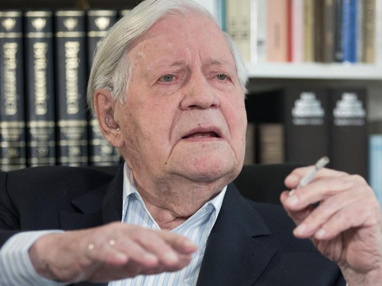 Alt-Bundeskanzler Helmut Schmidt (SPD) spricht am 26.05.2015 in seinem Büro in Hamburg