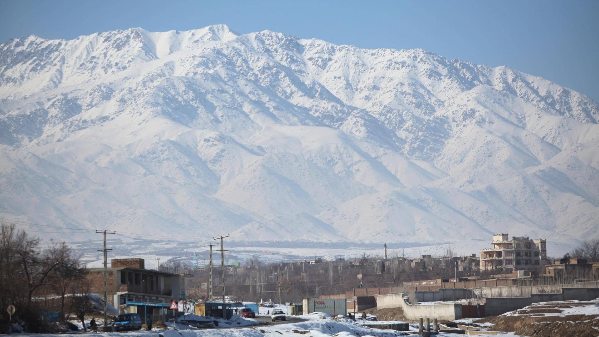 Blick auf die schneebedeckten Berge von Kabul