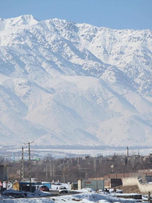 Blick auf die schneebedeckten Berge von Kabul