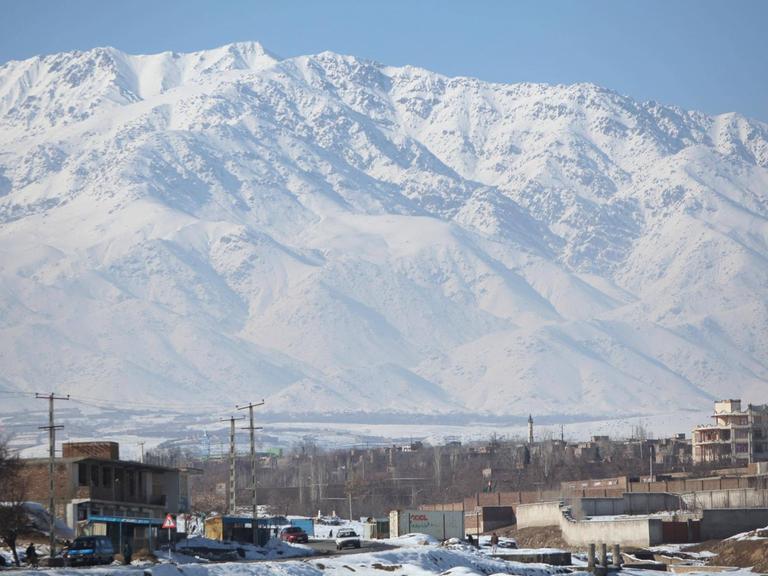 Blick auf die schneebedeckten Berge von Kabul