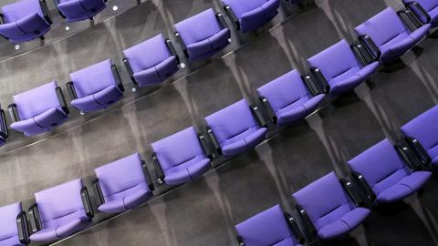 Leere Sitzreihen im Plenarsaal des Deutschen Bundestags