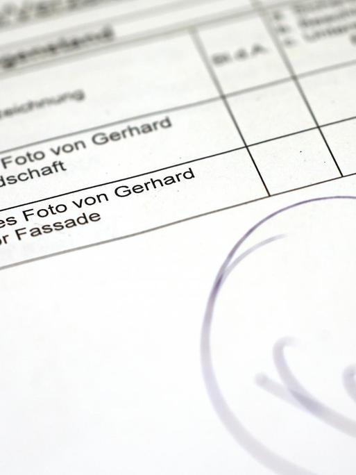 Das Bild zeigt eine Kopie der Auflistung der von Gerhard Richter weggeworfenen Skizzen, die ein 49-Jähriger aus Richters Altpapiertonne genommen haben soll und nun wegen Diebstahls vor dem Kölner Amtsgericht steht.