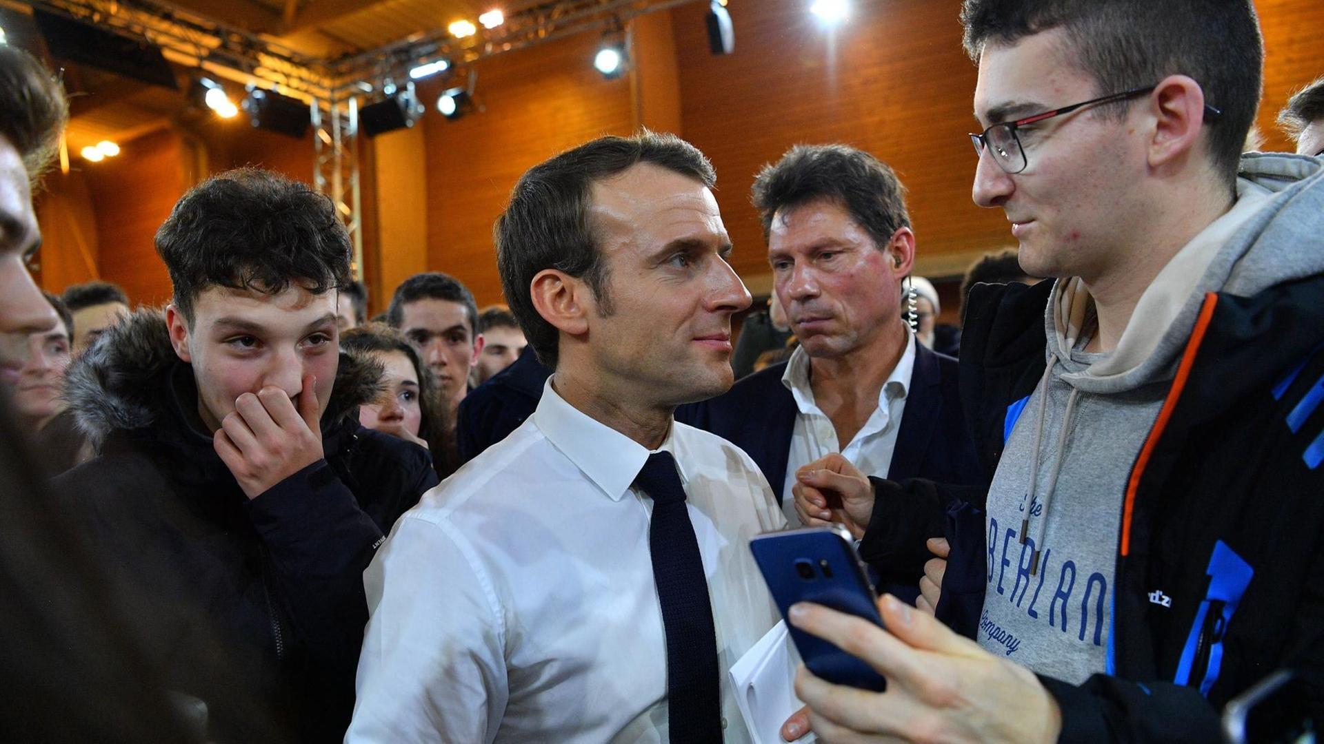 Präsident Emmanuel Macron trifft Jugendliche auf seiner Rundreise durch die Provinz
