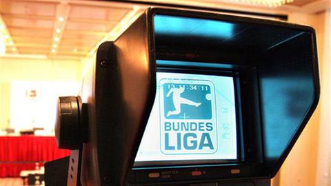 Das Logo der Deutschen Fußball Liga DFL im Sucher einer Fernsehkamera.
