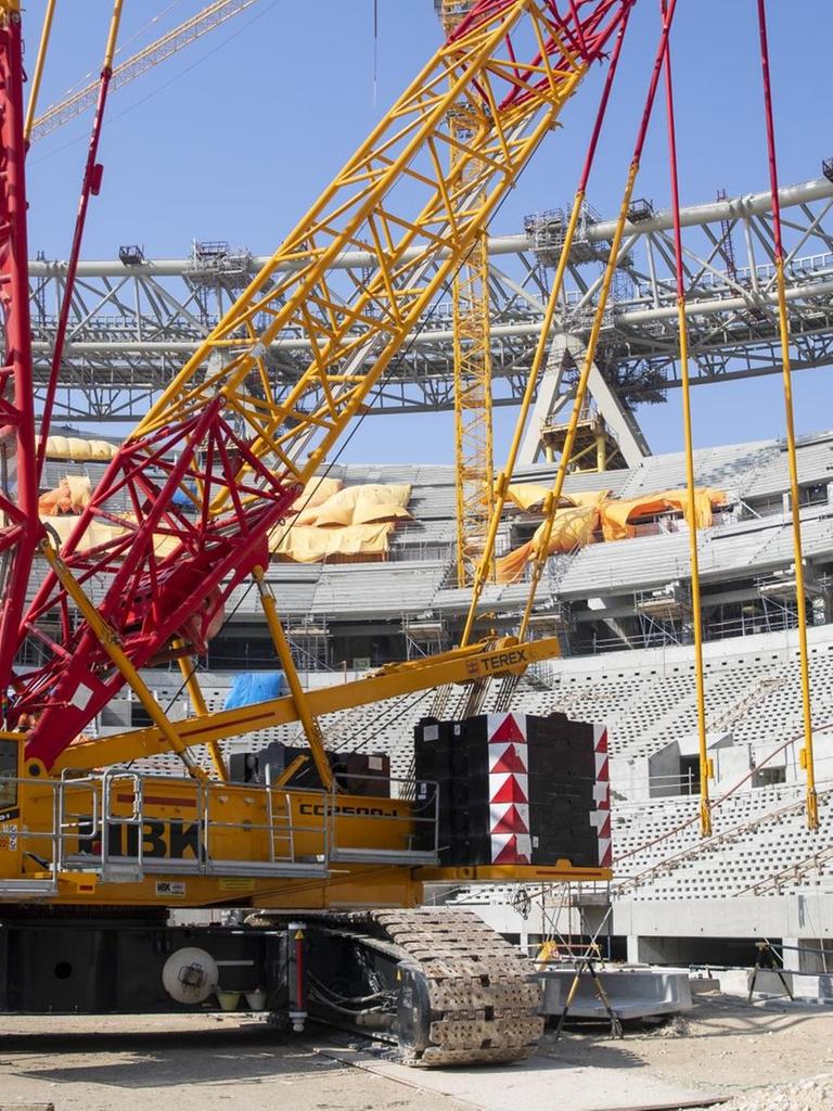 Baustelle eines Stadions in Doha, Katar für die Fußball WM 2022.