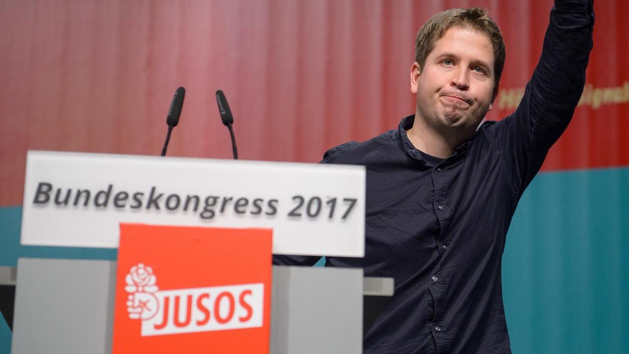 Kevin Kühnert bedankt sich am 24.11.2017 beim Juso-Bundskongress im E-Werk in Saarbrücken für seine Wahl zum Juso-Bundesvorsitzenden.