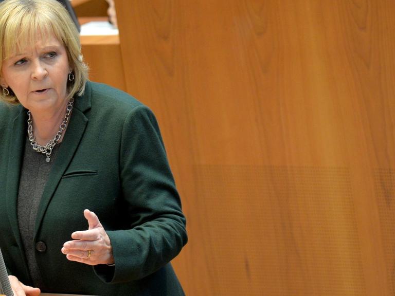 Die nordrhein-westfälische Ministerpräsidentin Hannelore Kraft (SPD) spricht am 14.01.2016 in Düsseldorf (Nordrhein-Westfalen) im Landtag.