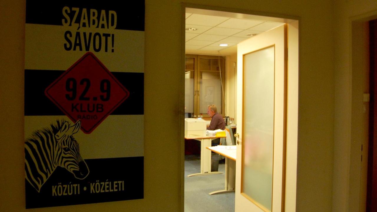 Klubradio-Nachrichtenredakteur János Kárpáti schreibt Nachrichten.