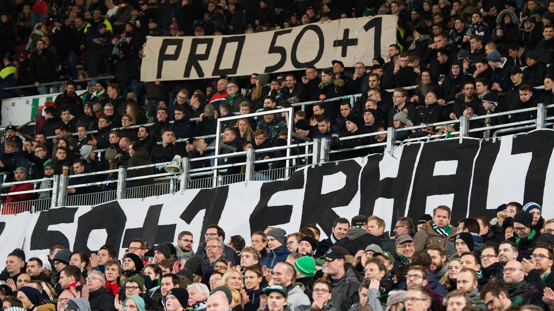 Fans von Hannover zeigen Plakate mit der Aufschrift "Pro 50+1".