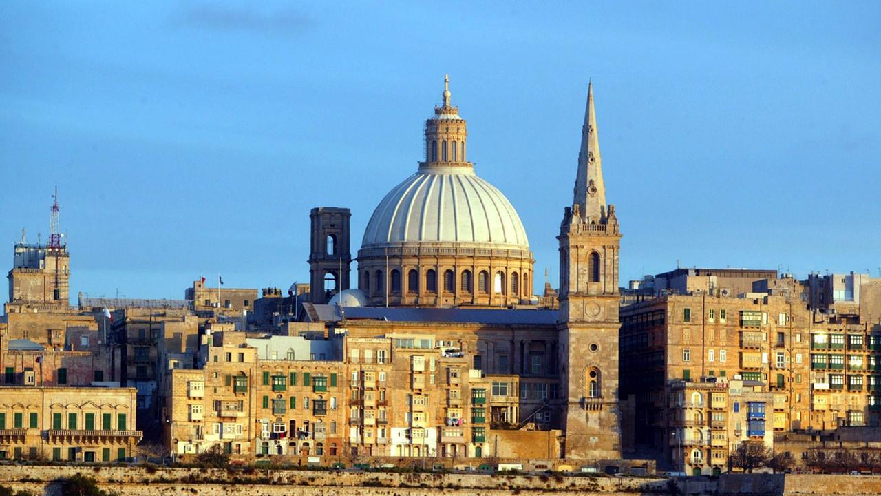 Blick vom Mittelmeer auf die maltesische Hauptstadt Valletta mit der St. Paul's Kathedrale 