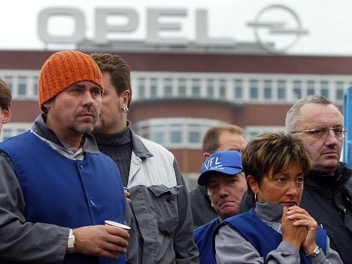 Mitarbeiter der Opel-Werke in Bochum blockieren am 18. Okt. 2004 das Tor 1 Mitarbeiter der Opel-Werke in Bochum blockieren am 18. Okt. 2004 das Tor 1