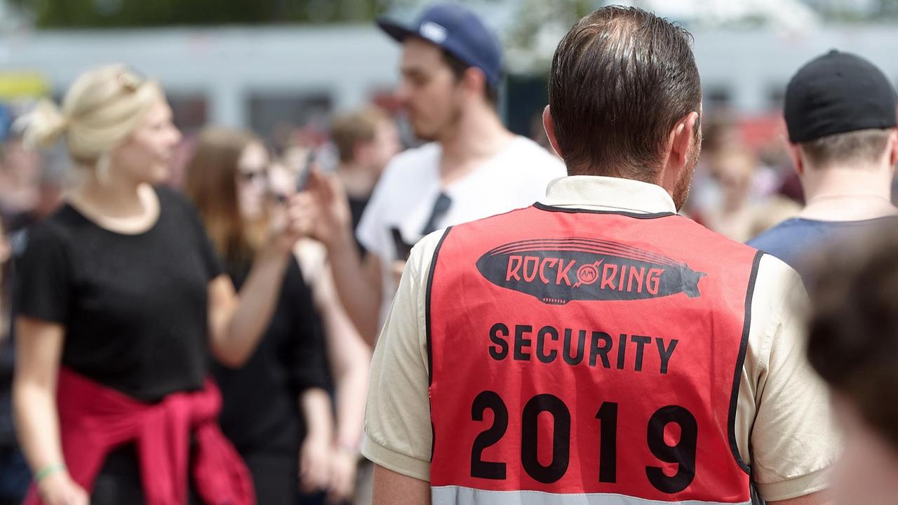 Mitarbeiter einer Sicherheitsfirma patroullieren auf dem Rock-am-Ring-Gelände.