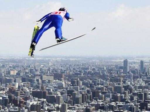 Diesen Blick wird es bei den Winderspielen 2026 nicht geben: Skisprung über den Hochhäusern der japanischen Stadt Sapporo.