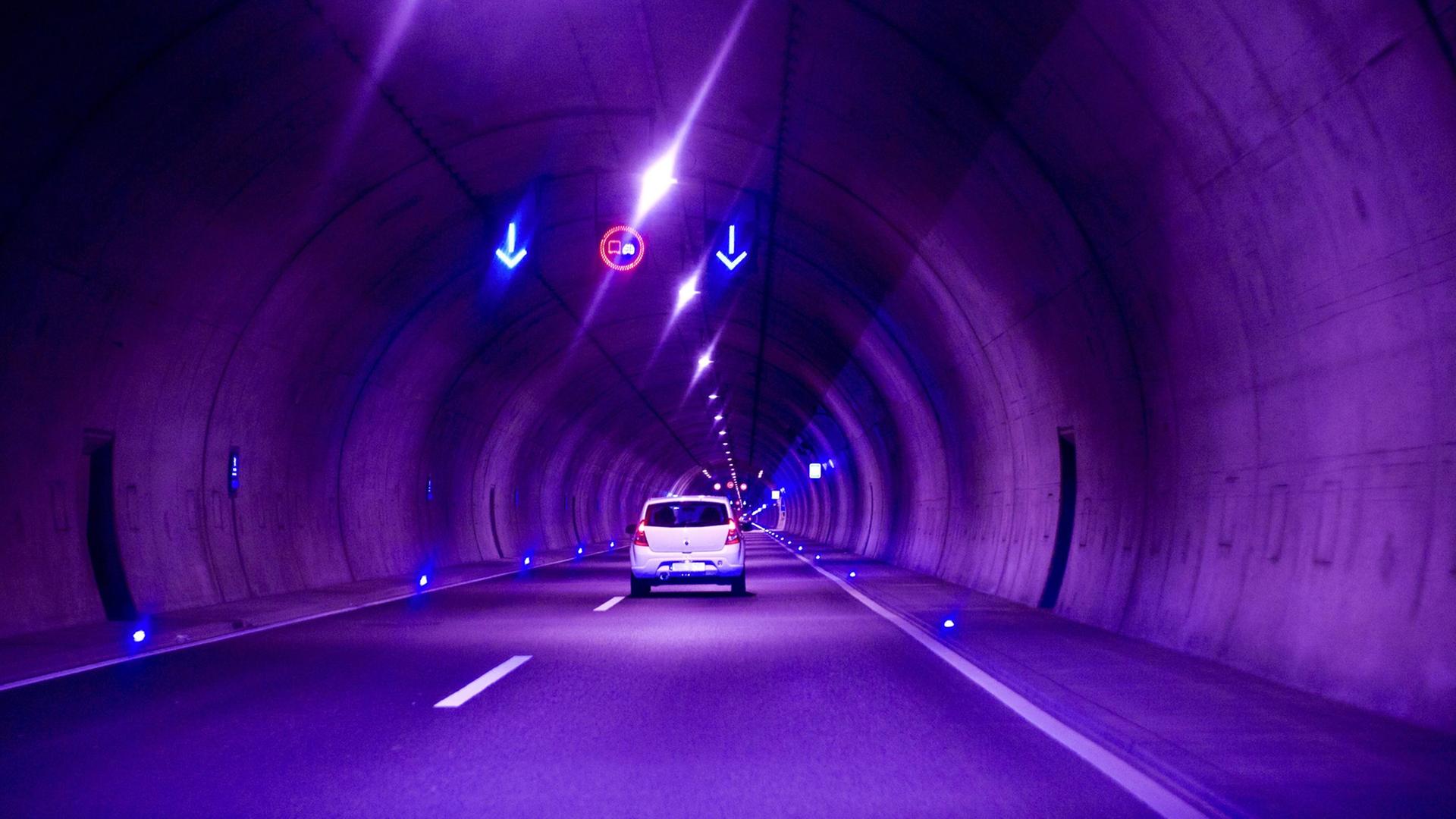 Die Verkehrstechnik im Tunnel Berg Bock auf der Autobahn A71 am Autobahndreieck Kreuz Suhl Local Caption Siemens Generatorenwerk in Erfurt am 27.12.2012 erscheint lila.