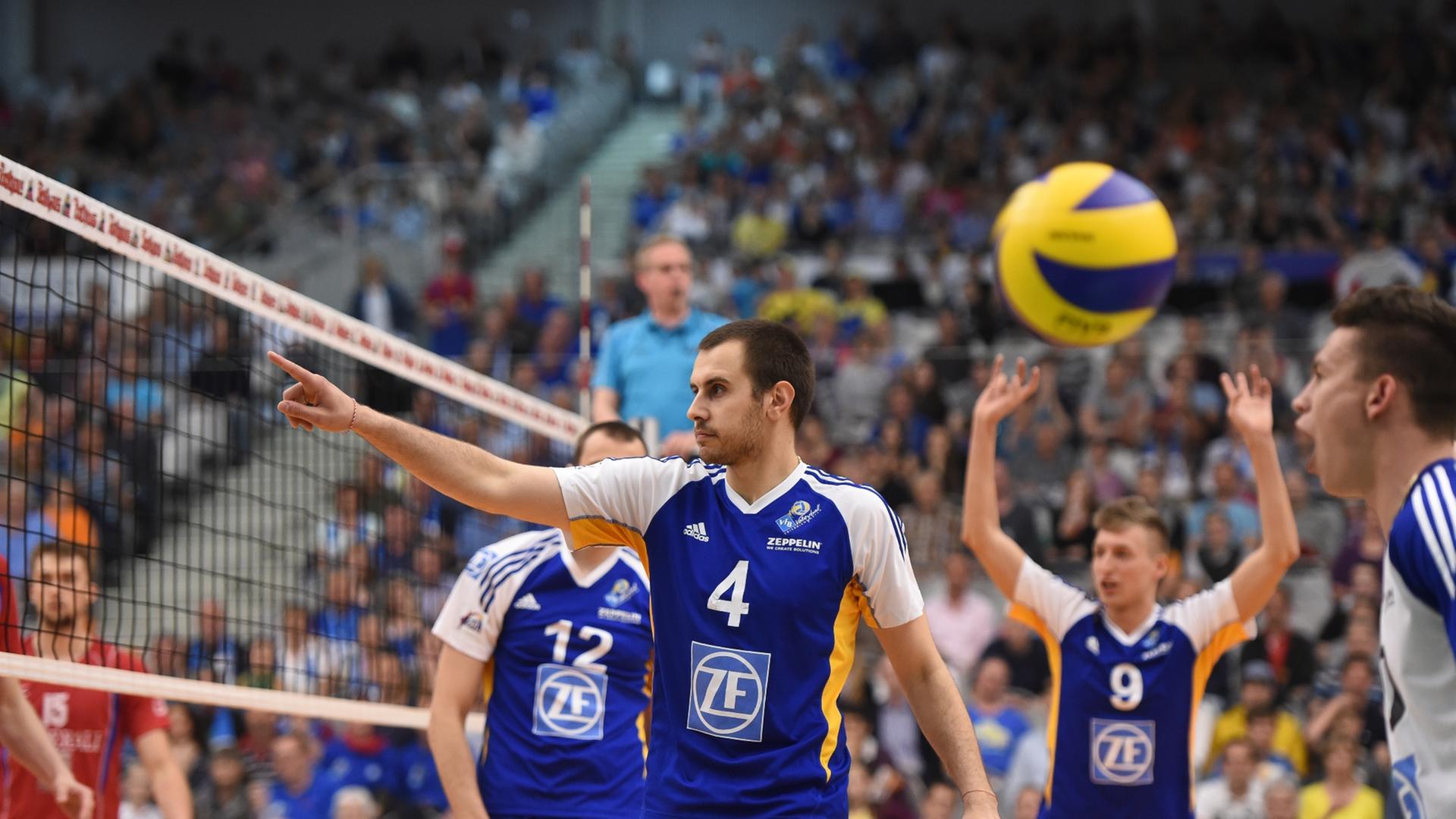 Volleyball Bundesliga Playoff Halbfinale 1. Spieltag: VfB Friedrichshafen - Generali Haching am 06.04.2014 in der ZF Arena in Friedrichshafen (Baden-Württemberg). Valentin Bratoev (M) vom VfB Friedrichshafen zeigt nach einem gewonnenen Punkt in eine Richt Volleyball Bundesliga Playoff Halbfinale 1. Spieltag: VfB Friedrichshafen - Generali Haching am 06.04.2014 in der ZF Arena in Friedrichshafen (Baden-Württemberg). Valentin Bratoev (M) vom VfB Friedrichshafen zeigt nach einem gewonnenen Punkt in eine Richt