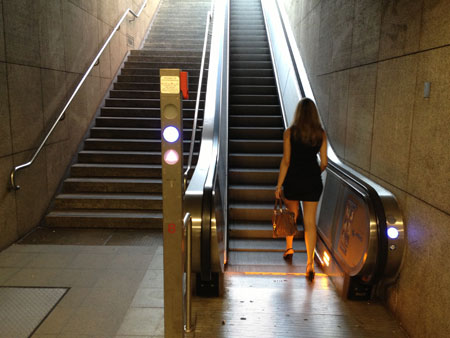 Rolltreppe an der Schwantalerhöhe in München in Aktion Rolltreppe an der Schwantalerhöhe in München in Aktion