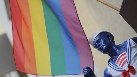 Eine Regenbogenfahne, Symbol der Lesben und Schwulen, hängt in der Innenstadt von Frankfurt am Main.