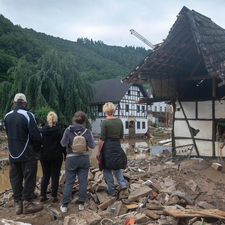 Die Menschen schauen in dem Ort im Kreis Ahrweiler nach dem Unwetter auf die Zerstörungen. Mindestens sechs Häuser wurden durch die Fluten zerstört.