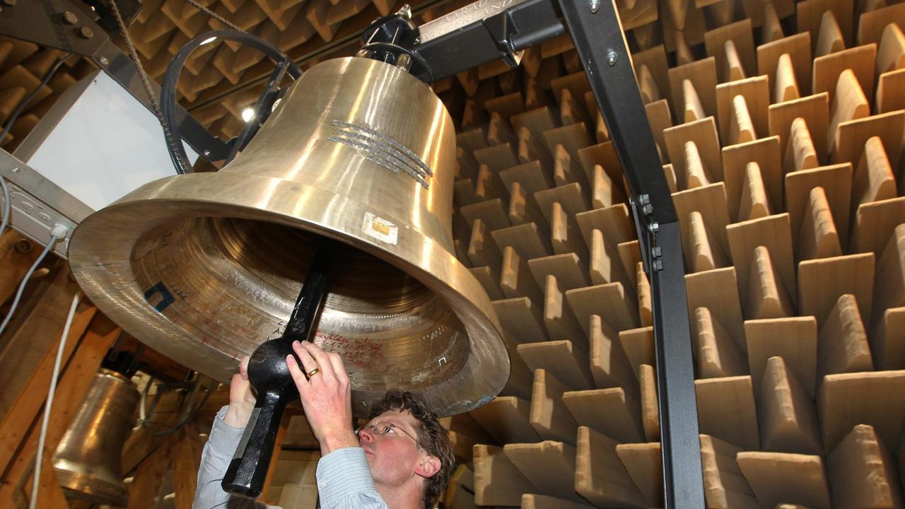 Der Geschäftsführer des Europäischen Kompetenzzentrums für Glocken in Kempten, Michael Plitzner, untersucht im Schalllabor den Klöppel einer Kirchenglocke 