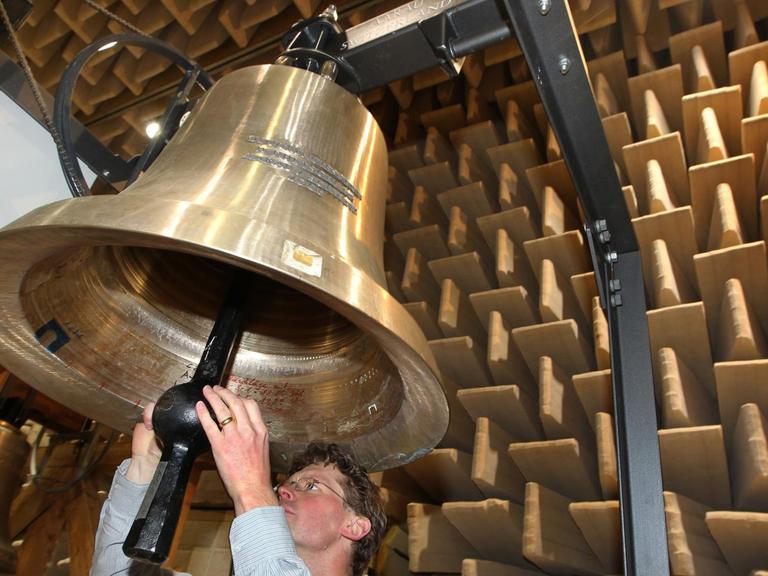 Der Geschäftsführer des Europäischen Kompetenzzentrums für Glocken in Kempten, Michael Plitzner, untersucht im Schalllabor den Klöppel einer Kirchenglocke
